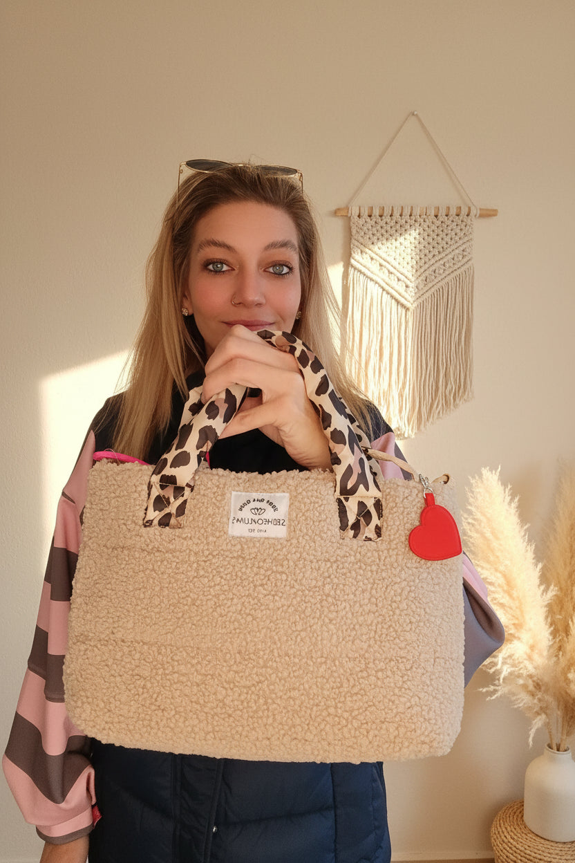 Teddy Tasche Leo Classic Beige Zwillingsherz – Handtasche Damen Leo-Henkel roter Herzanhänger weißer Hintergrund GMC