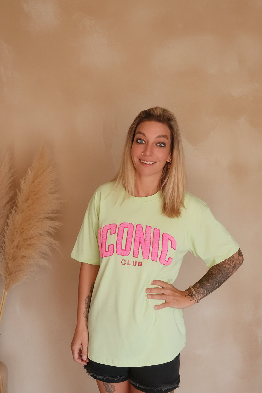 Iconic Club Oversized Tee Damen Salbeigrün – Frontansicht lächelnd mit Pampas