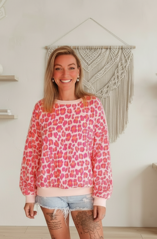 Boho-Luxe Damenmode: Rosa gemusterter Sweatshirt aus weichem Stoff.