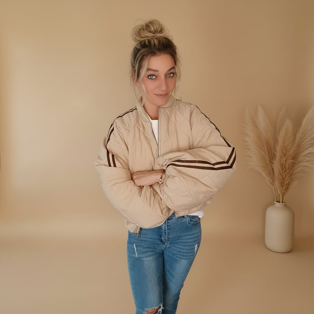 Oversize Damen Steppjacke Beige mit schwarzen Ärmelstreifen und Reißverschluss, Frontansicht