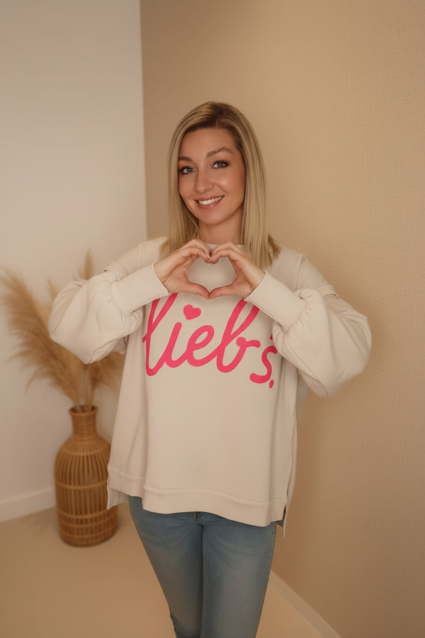 Lieb's Sweatshirt Damen Creme – Herz-Pose Hände vor Brust lächelndes Model Boho