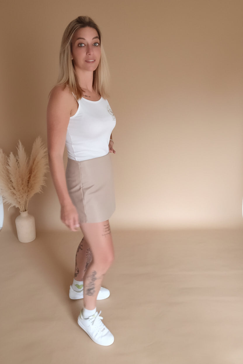 Damenrock Beige S – Styling mit weißem Top und Sneakern, lässiger Casual-Look