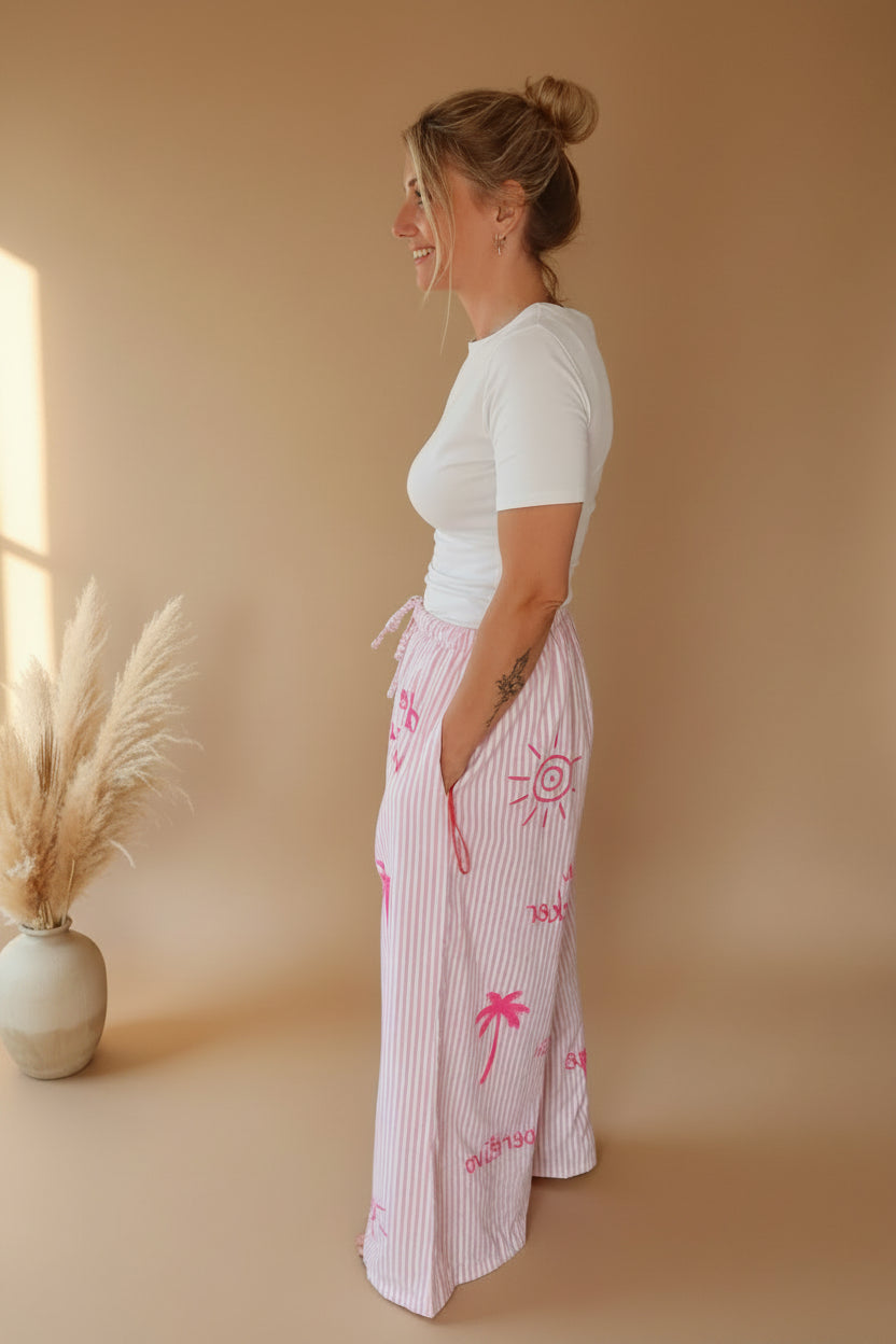 Boho-Luxe rosa-weiß gestreifte Leinenhose mit Palmbaum-Print für Damen.