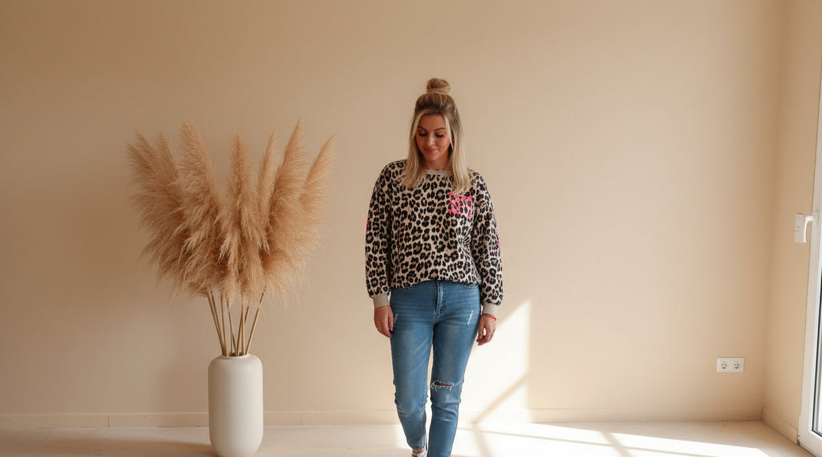 Leo-Pullover Damen mit braun-beigem Muster und pinkem Schriftzug