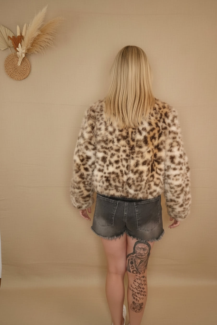 Leopard Jacke Damen schwarzer Stehkragen Rückansicht – Kunstfell Leo-Print kurzer Schnitt
