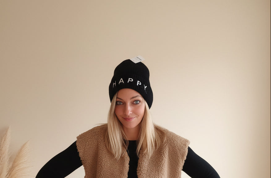 Schwarze HAPPY Beanie für Damen mit hellem Schriftzug, Frontansicht im modernen Winter-Look