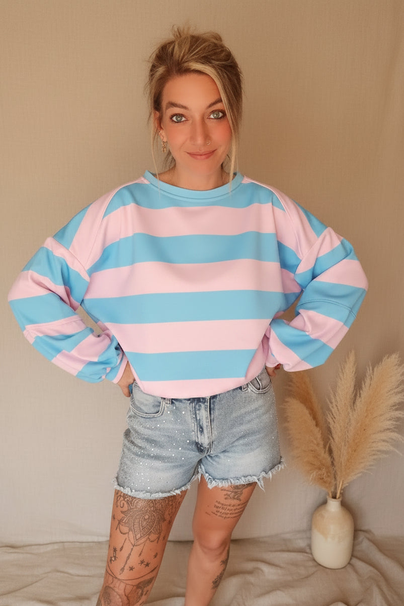 Boho-Luxe Damenmode: Hellblau-rosa gestreifter Sweatshirt aus weichem Baumwollstoff.