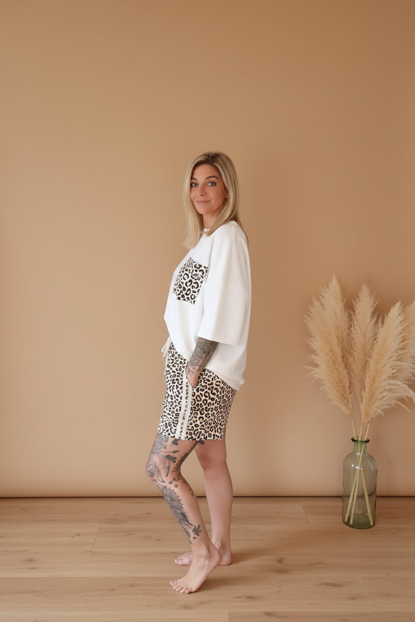 Boho-Luxe Look: Weißes Oversize-Shirt und Shorts mit Leopardenmuster aus weichem Stoff.