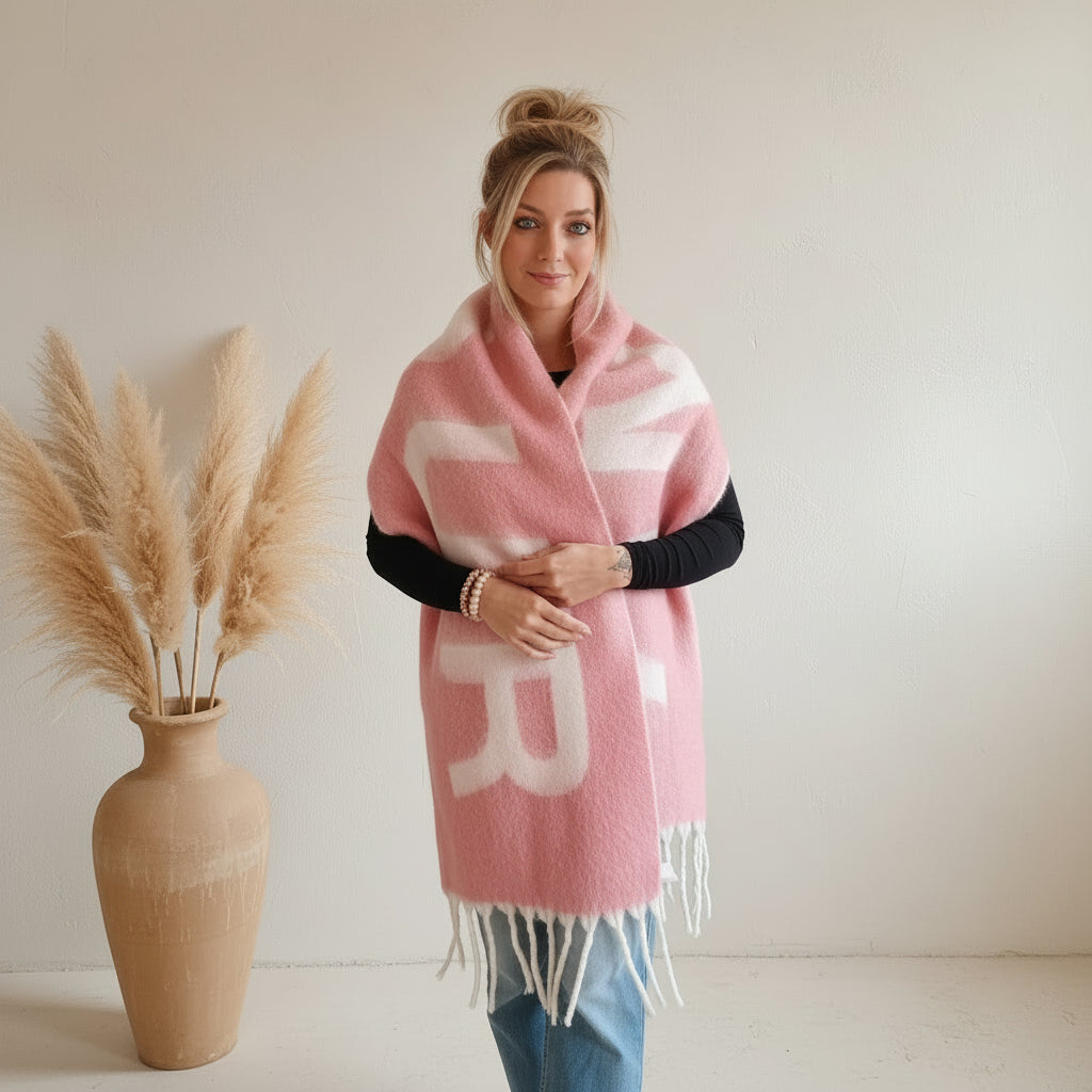 Frau in Style mit rosa AMOUR Wollschal von SK-Style & Kompetenz