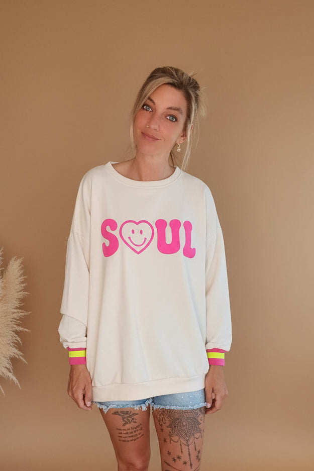 Boho-Luxe weißer Sweatshirt aus weichem Stoff mit pinkem Soul-Print.