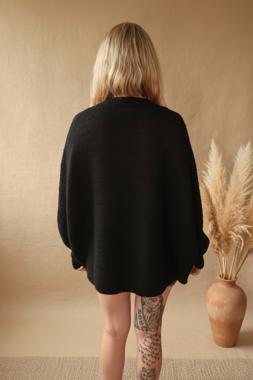 Boho Sweater schwarz – Ganzkörper-Styling mit Denim-Shorts