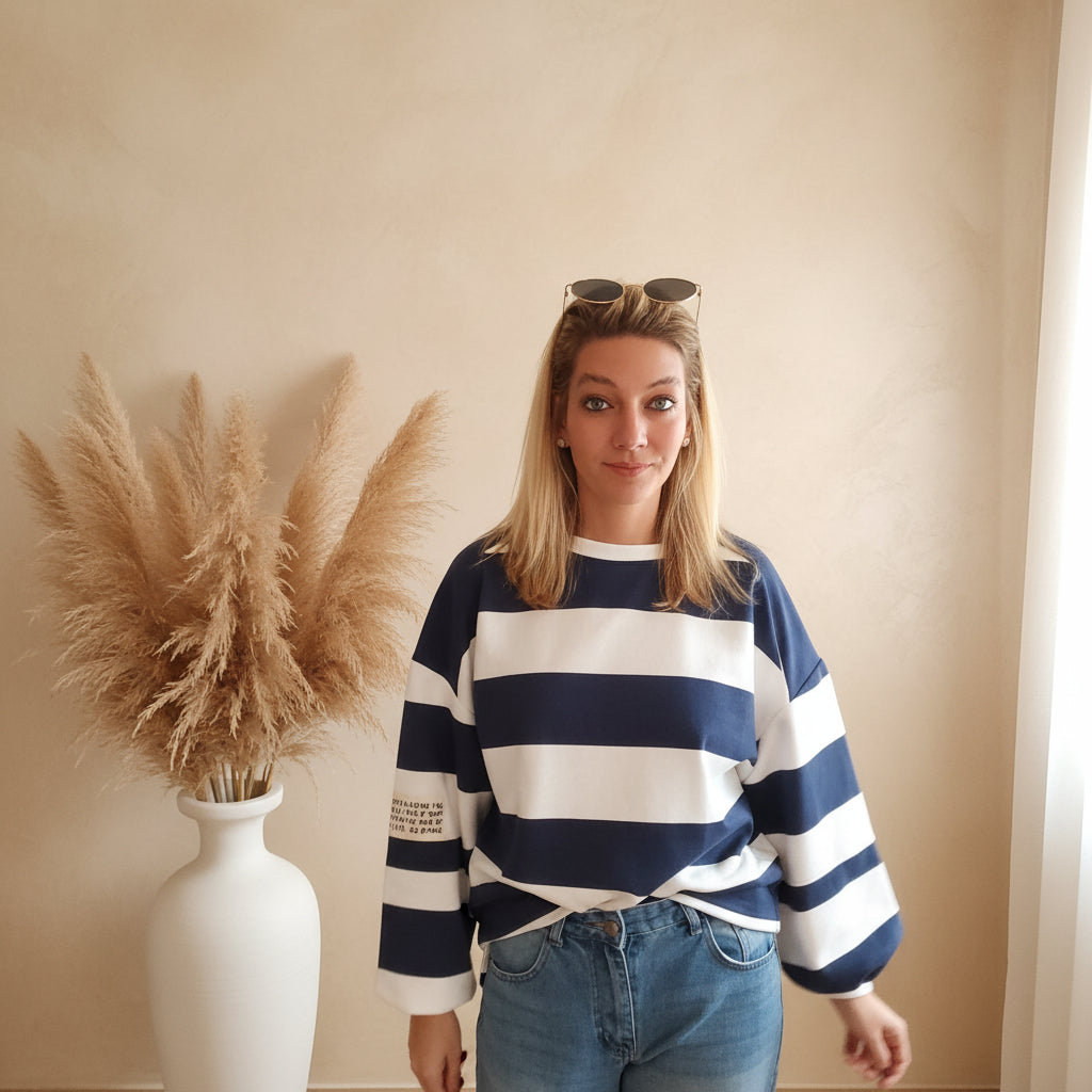 Damen Pullover gestreift dunkelblau-weiß, gesamte Ansicht des Streifendesigns