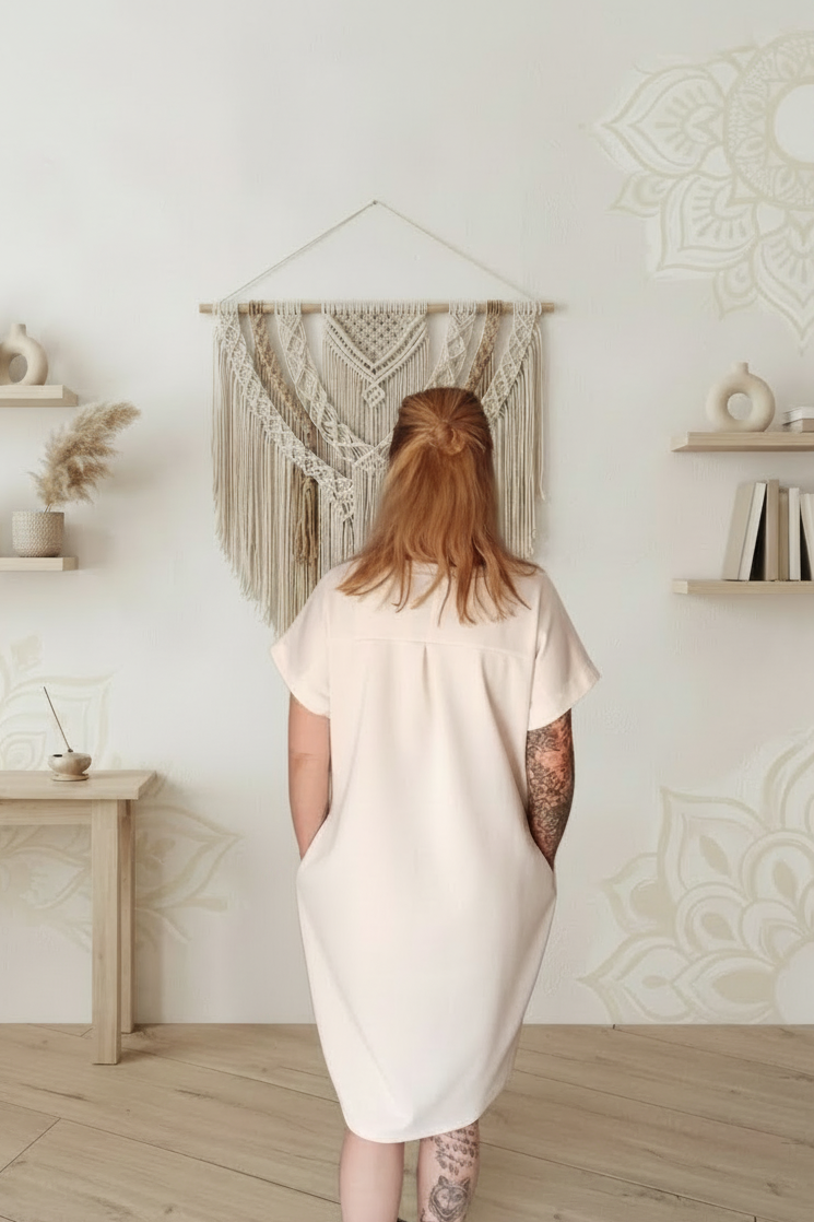 Boho-Luxe cremefarbenes Sommerkleid aus leichtem Stoff für einen extravaganten Look.