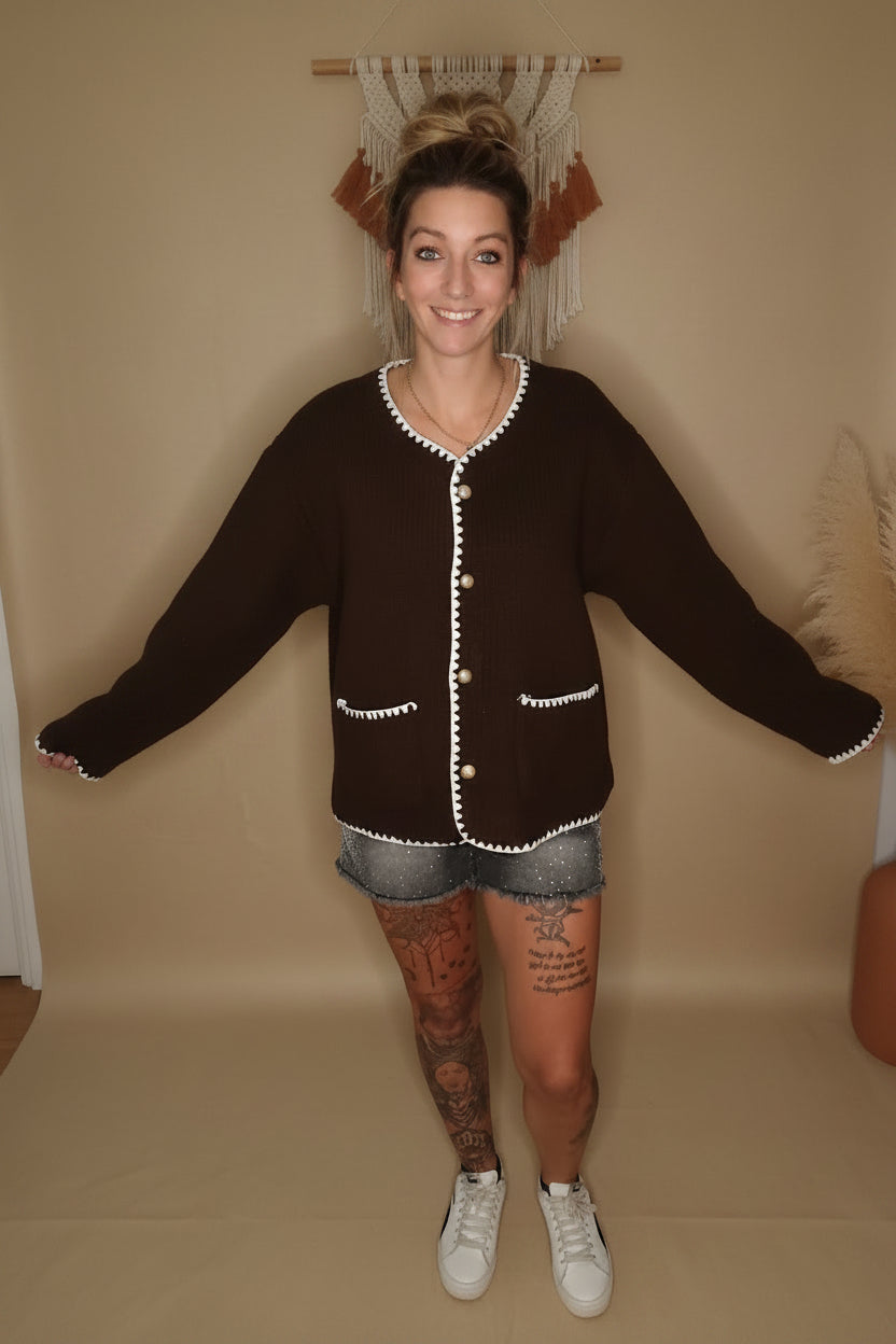 Bouclé Strickjacke Damen – Frontansicht Arme ausgestreckt Makramee-Wand Boho Deko