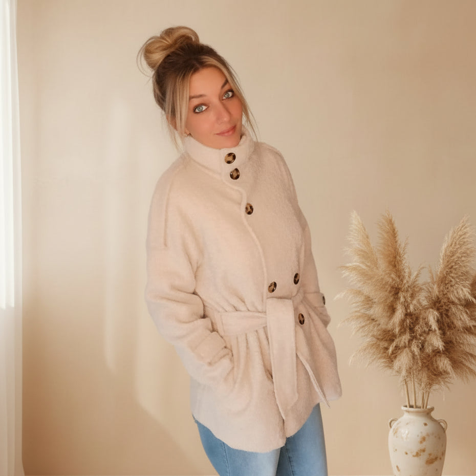 Kurzer Mantel Damen creme, Seitenansicht mit Gürtel