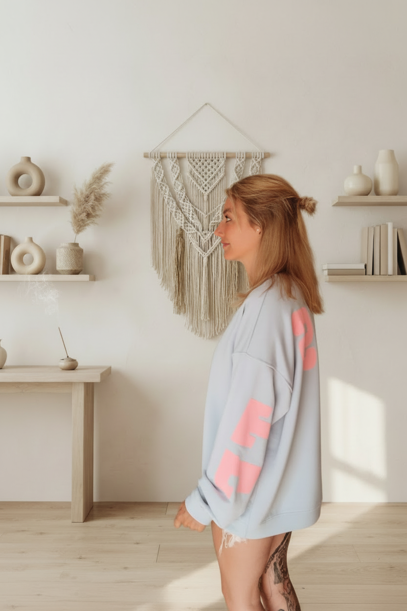 Boho-Luxe hellblaues Sweatshirt aus weichem Stoff mit rosa Print.