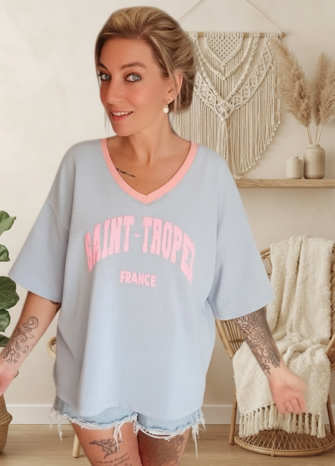 Boho-Luxe hellblaues Oversize-T-Shirt aus Baumwolle mit rosa Saint-Tropez Print
