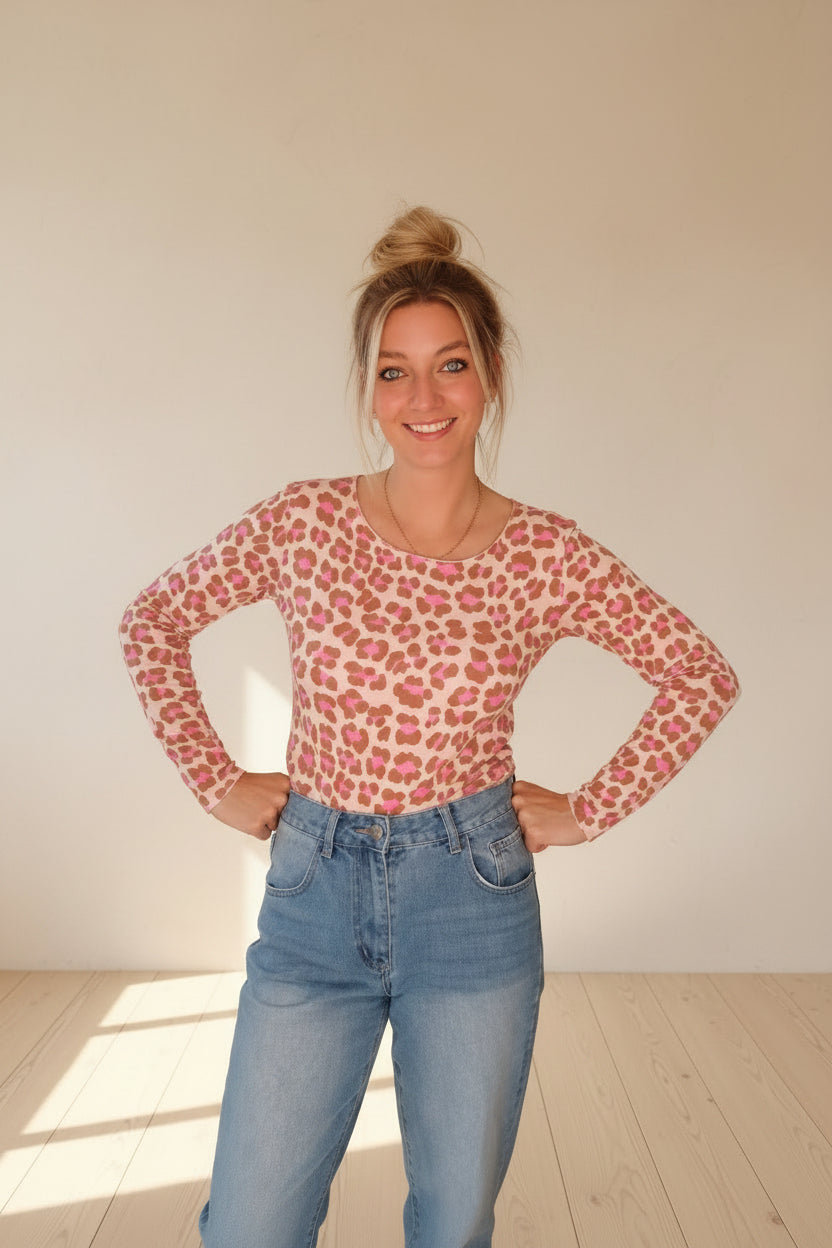 Langärmliges Leo-Oberteil in Rosa und Braun mit Händen in der Taille