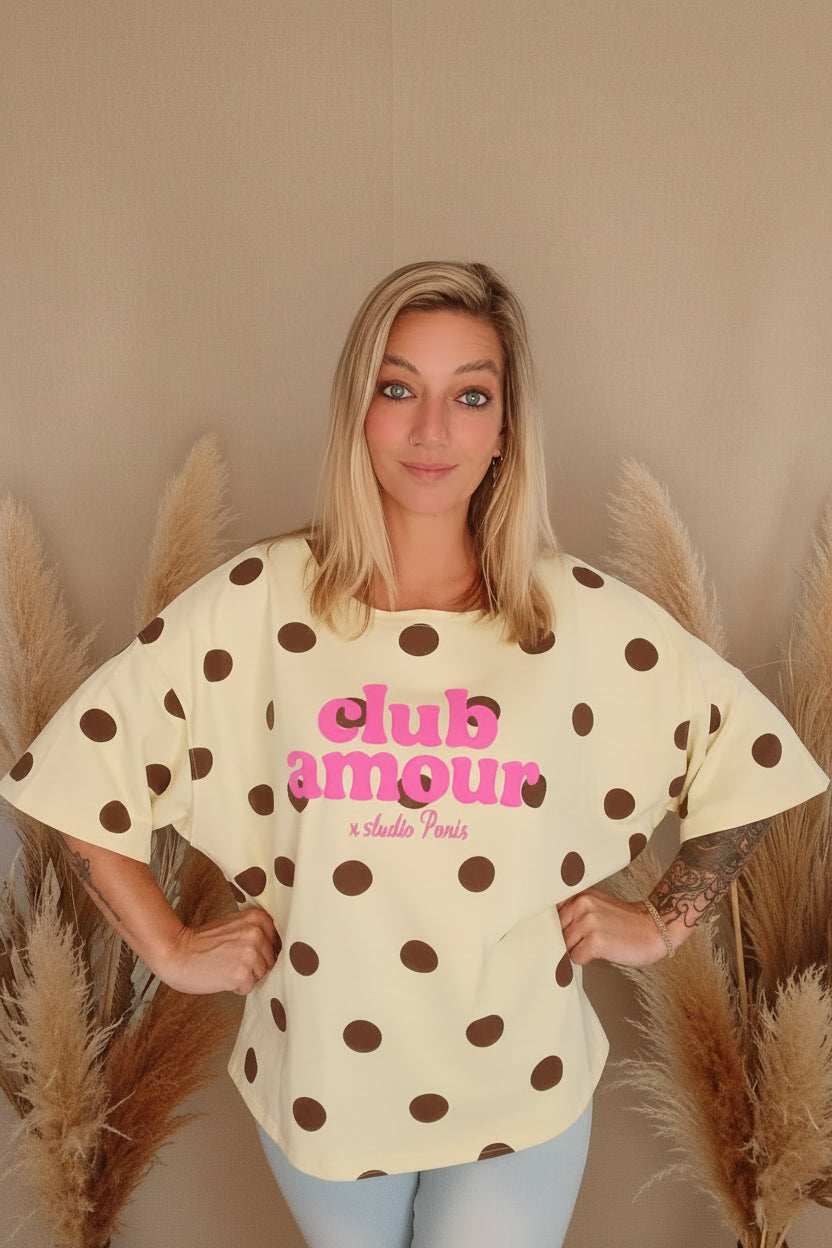 Club Amour x Studio Paris T-Shirt Gelb – Frontansicht direkter Blick, Pampas Wand Boho Look