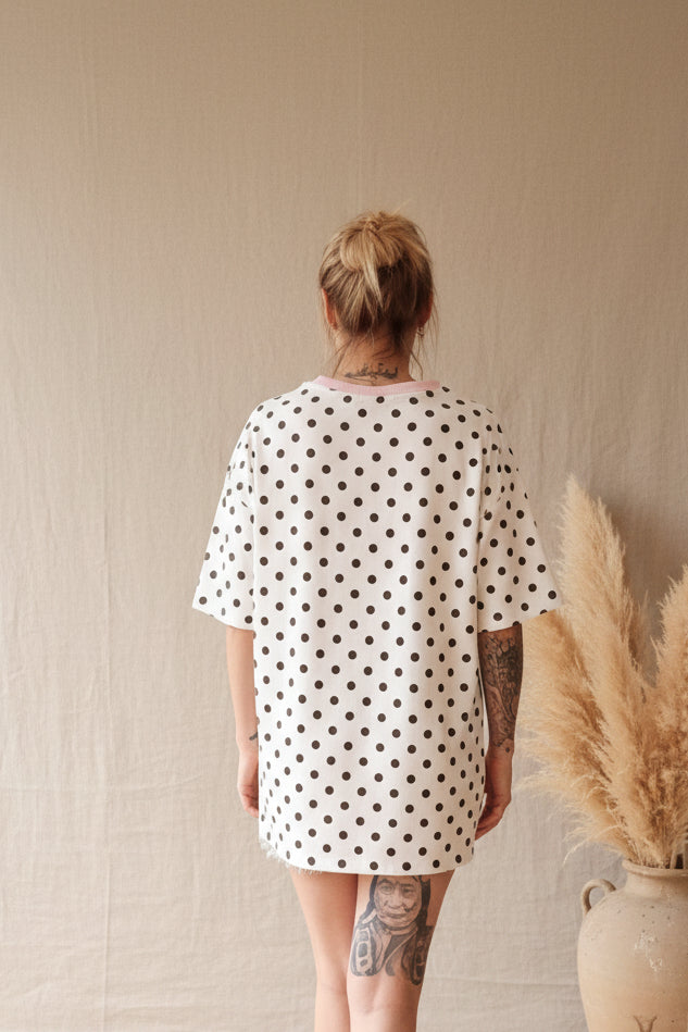 Boho-Luxe weißes Polka-Dot Oberteil aus weichem Stoff mit schwarzem Punktmuster.