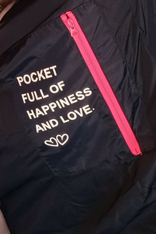 Dunkelblaue Boho-Luxe Damenjacke aus synthetischem Material mit pinkem Reißverschluss und weißem Schriftzug.