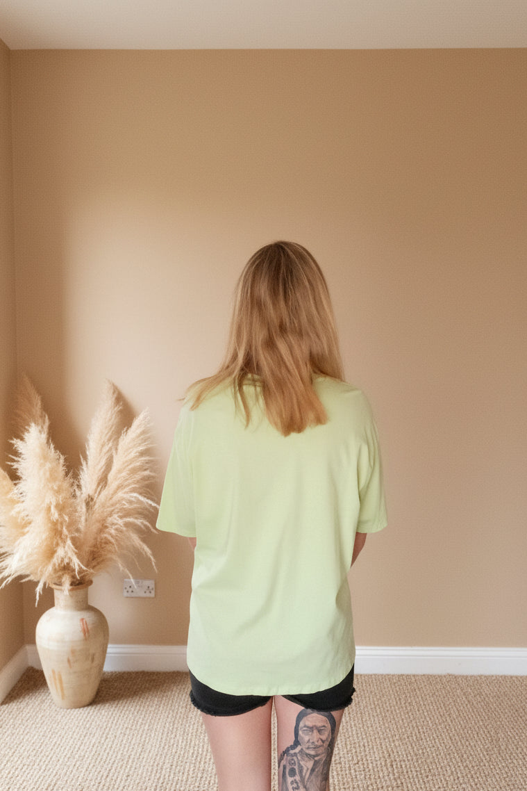 Iconic Club Oversized Tee Damen – Rückenansicht Soft Lime mit Pampas