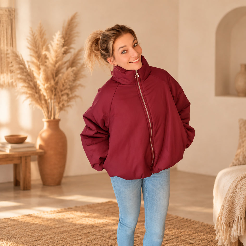 Rote Ballonjacke mit geschlossenem Reißverschluss und Stehkragen, Frontansicht