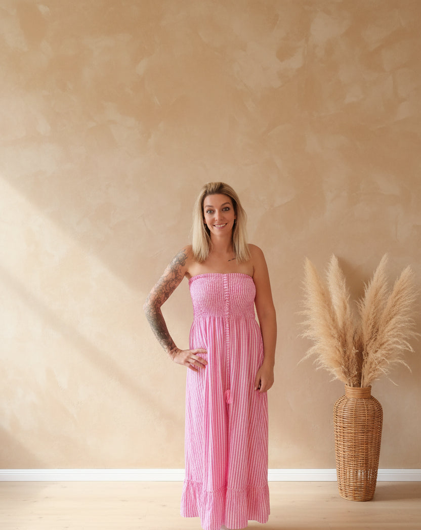 Boho-Luxe gestreiftes trägerloses Maxikleid in Rosa aus luftigem Stoff.