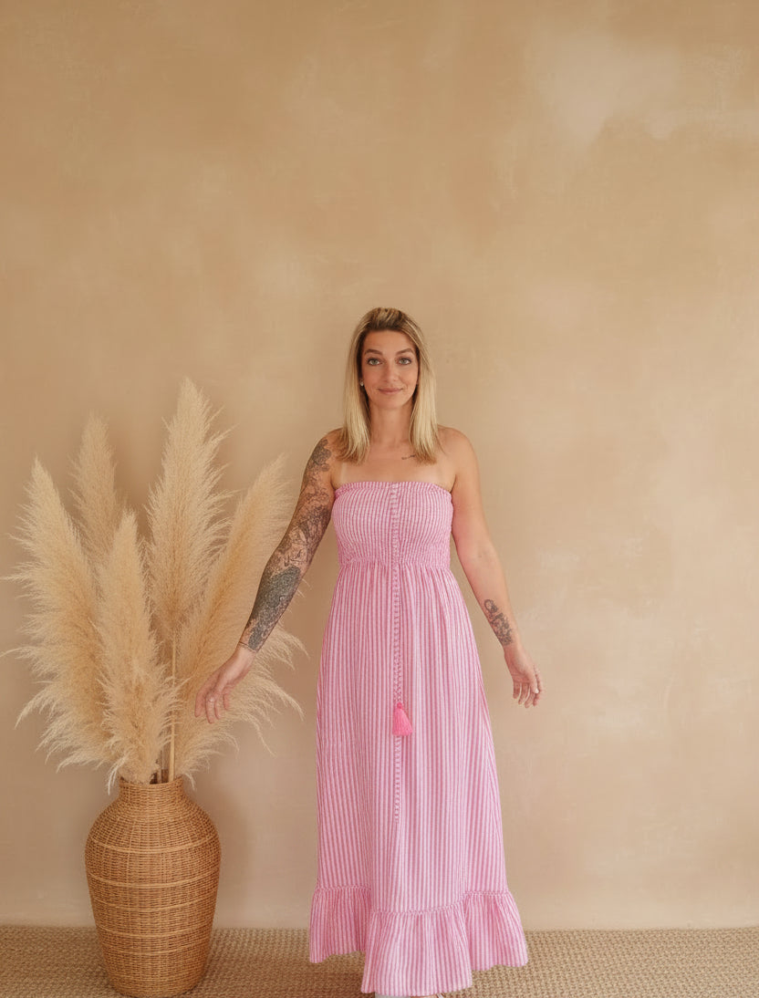 Boho-Luxe rosa-weiß gestreiftes trägerloses Maxikleid aus Baumwolle.