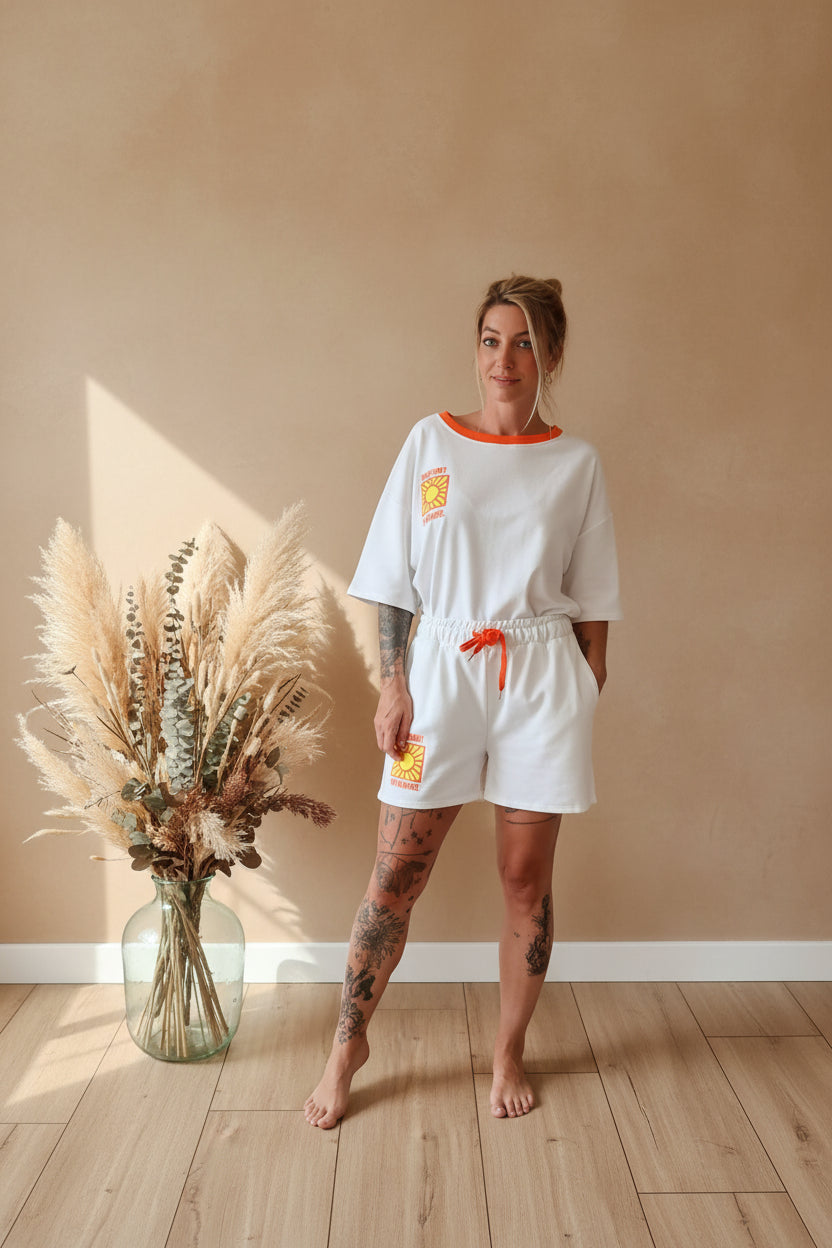 Boho-Luxe weißes Baumwoll-Set mit orangefarbenen Akzenten für Damen.
