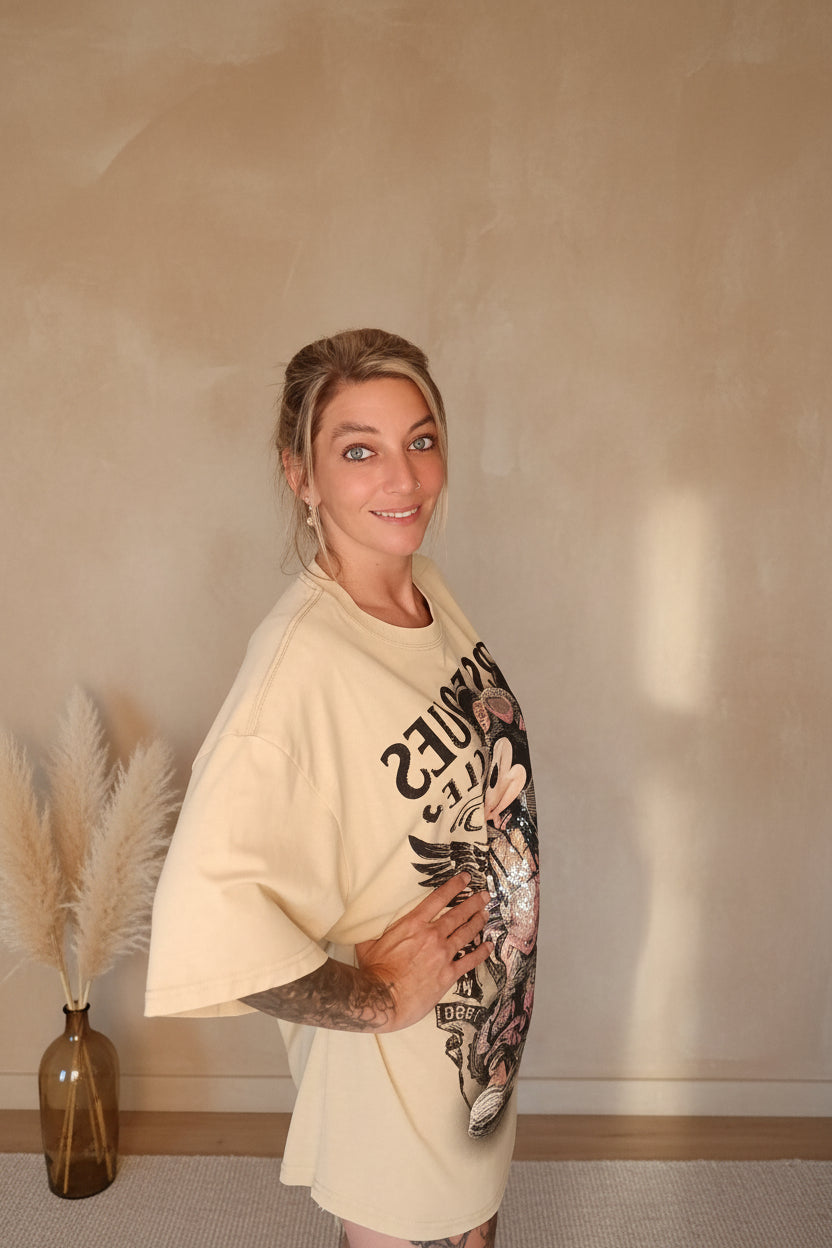 Mickey Pilot Shirt Damen Beige – Seitenansicht, Oversize-Schnitt, warmer Sandton-Hintergrund