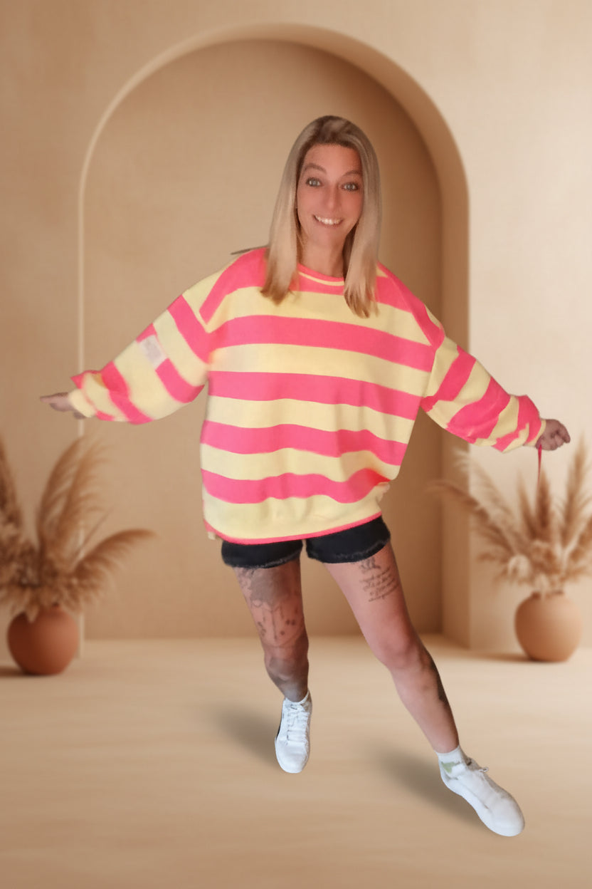 Boho-Luxe gestreifter Pullover in Pink und Gelb aus weichem Stoff.