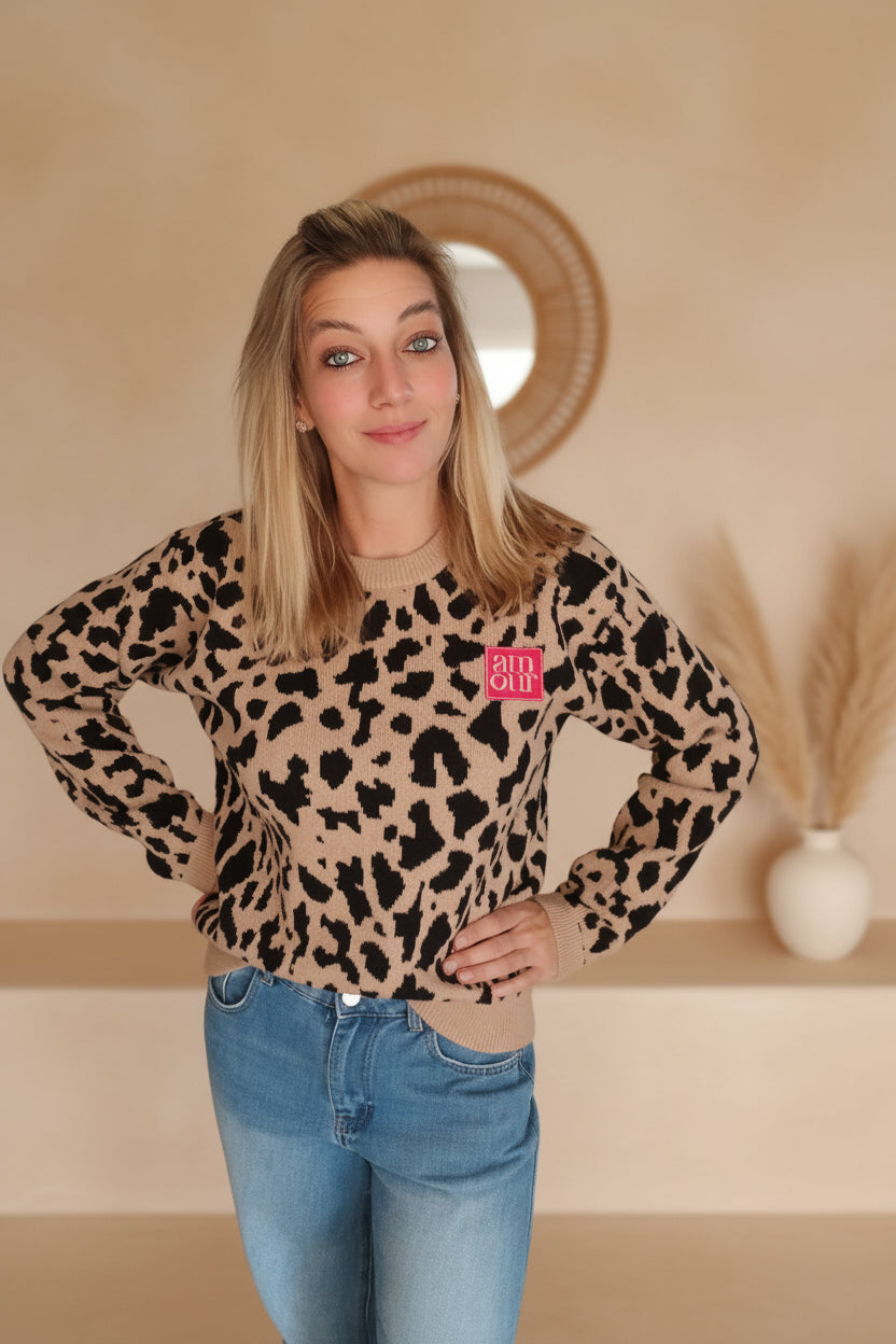 Zwillingsherz Leo-Pullover Beige mit Animal-Print und rotem Brust-Patch, Frontansicht im Styling