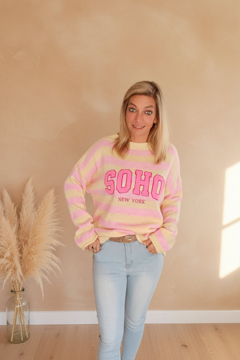 SOHO Streifenpullover Rosa Gelb Frontansicht – Oversized Knit Sweater, Boho-Luxe Style Damen