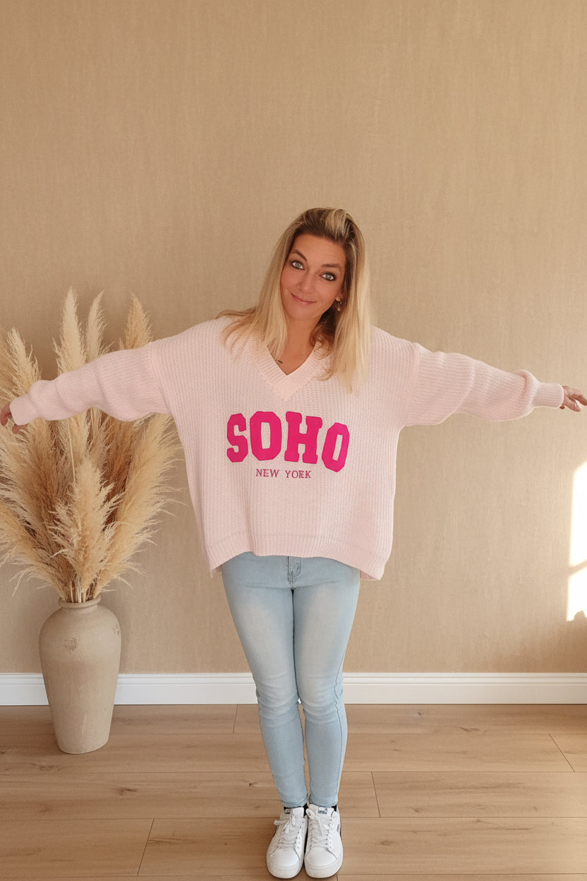 SOHO New York Strickpullover Rosa – Seitenansicht über Schulter schauend, Pampas-Deko
