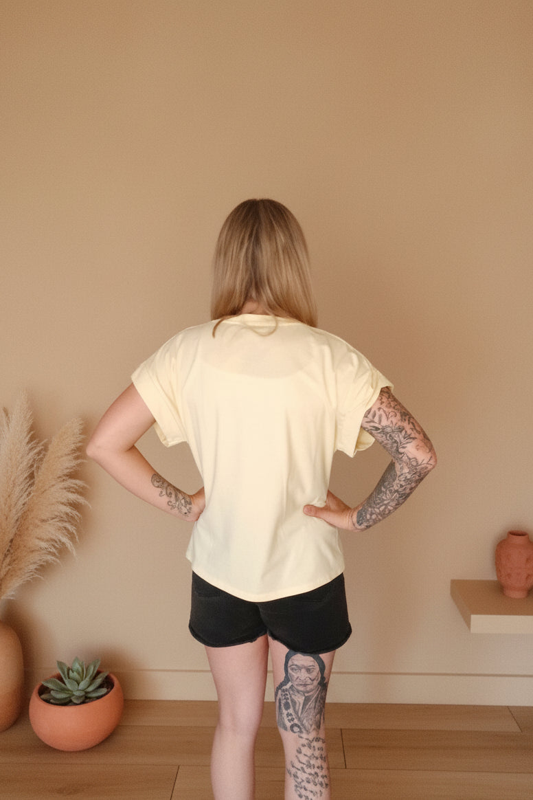 AMORE Leo Cuffed Tee Gelb – Rückenansicht, lässige Passform mit Cuffed Sleeves, Gr. S/M