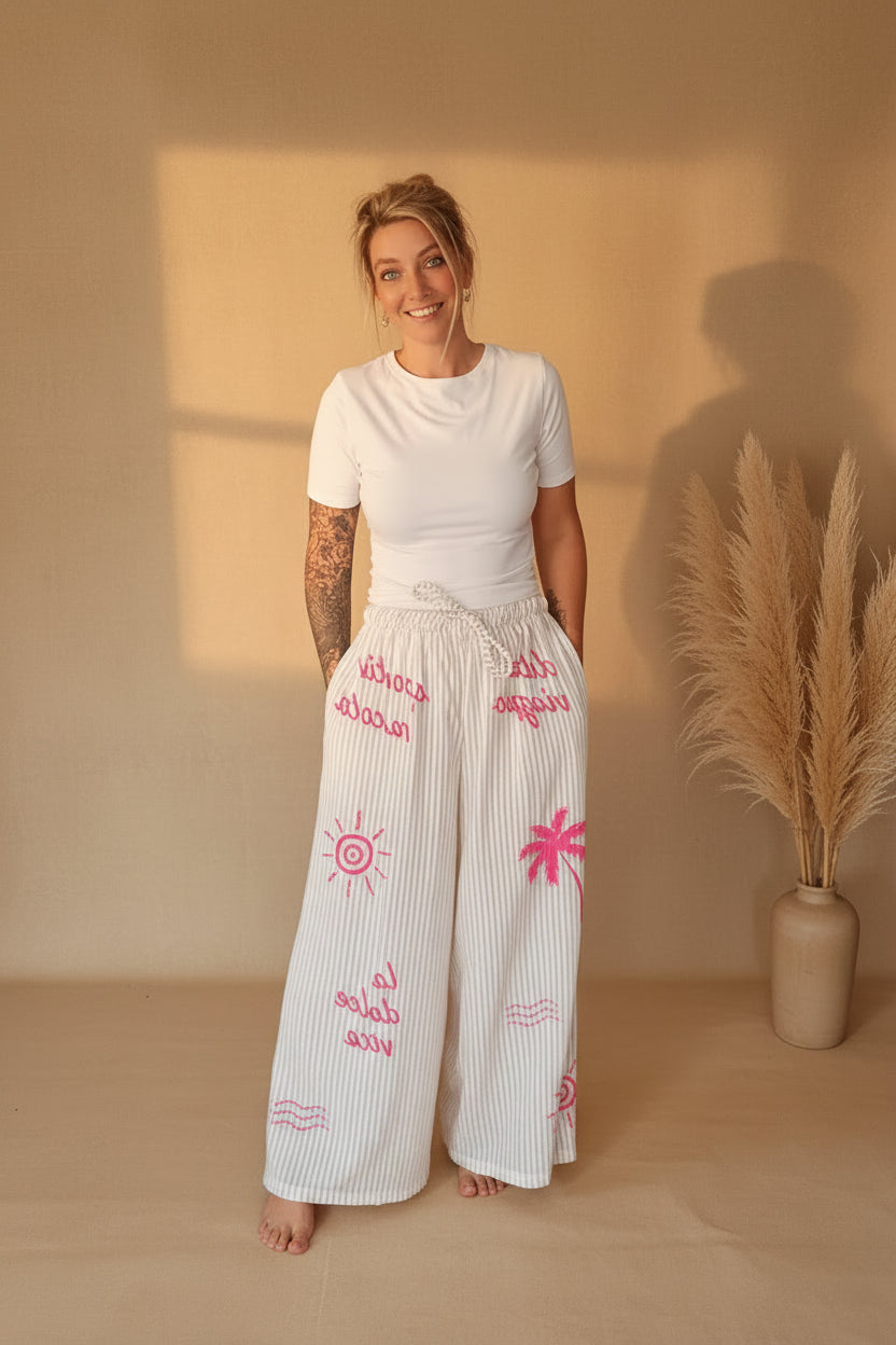 Boho-Luxe weiße Leinen-Palazzohose mit rosa Grafikprint und Streifenmuster.