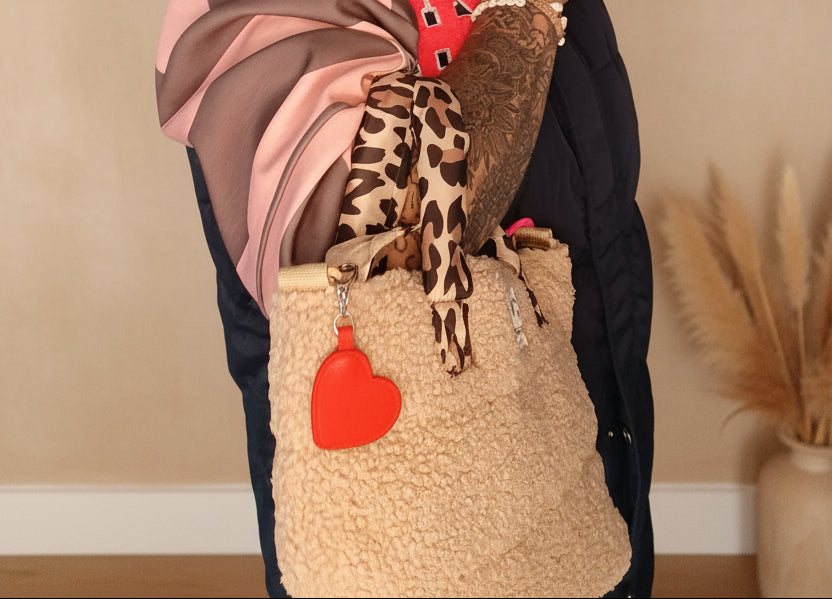 Zwillingsherz Teddy Tasche Beige geöffnet – Leo-Henkel roter Herzanhänger Innenansicht