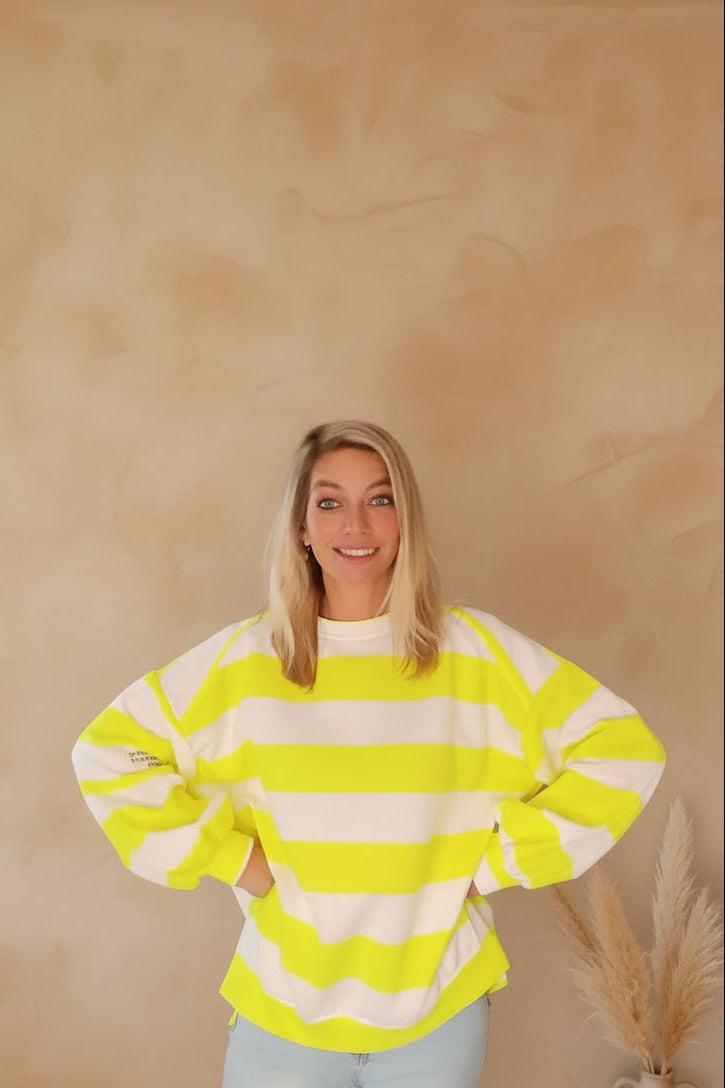 Boho-Luxe gelb-weiß gestreifter Oversize-Sweatshirt aus weichem Baumwollstoff.