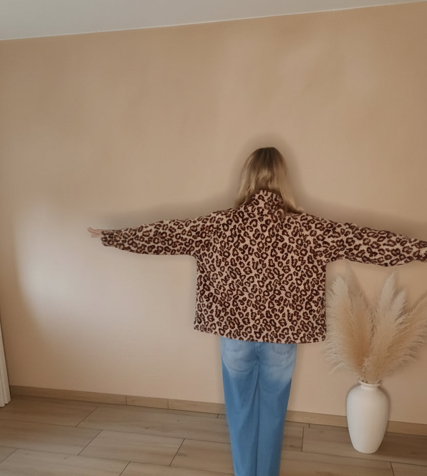 Rückansicht einer braun-beigen Leo-Jacke mit Animal-Print und langen Ärmeln.