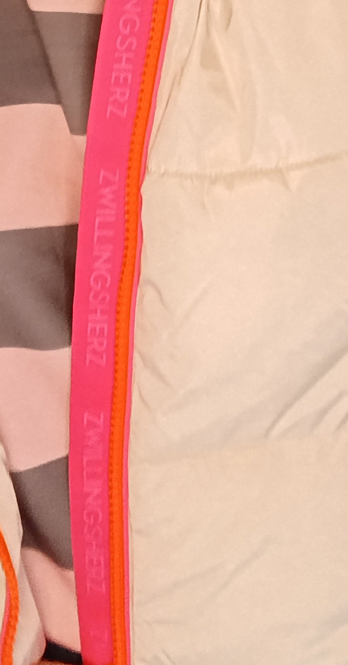 Zwillingsherz Cozy Mantel Hellbeige – Detail Reißverschluss und Tasche