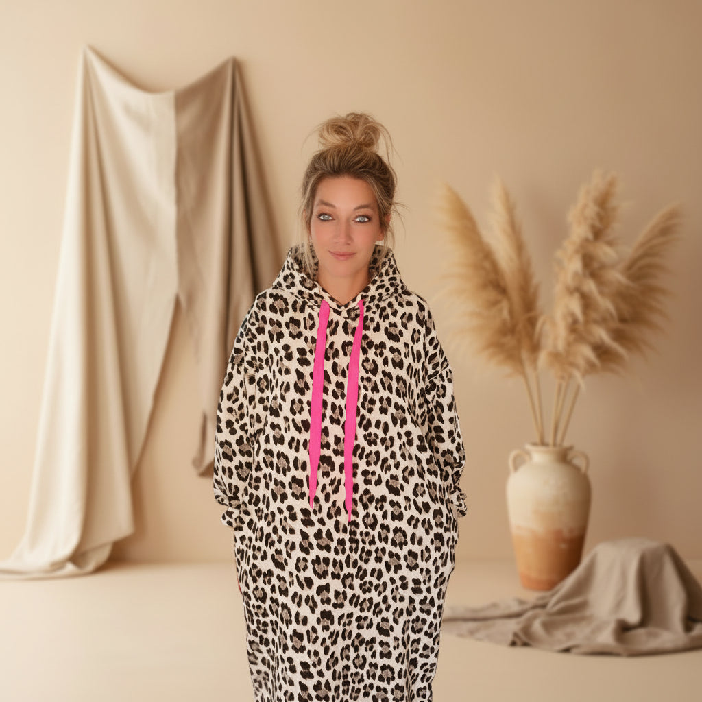 Leo-Kapuzenkleid Damen mit pinken Kordeln in Nahaufnahme