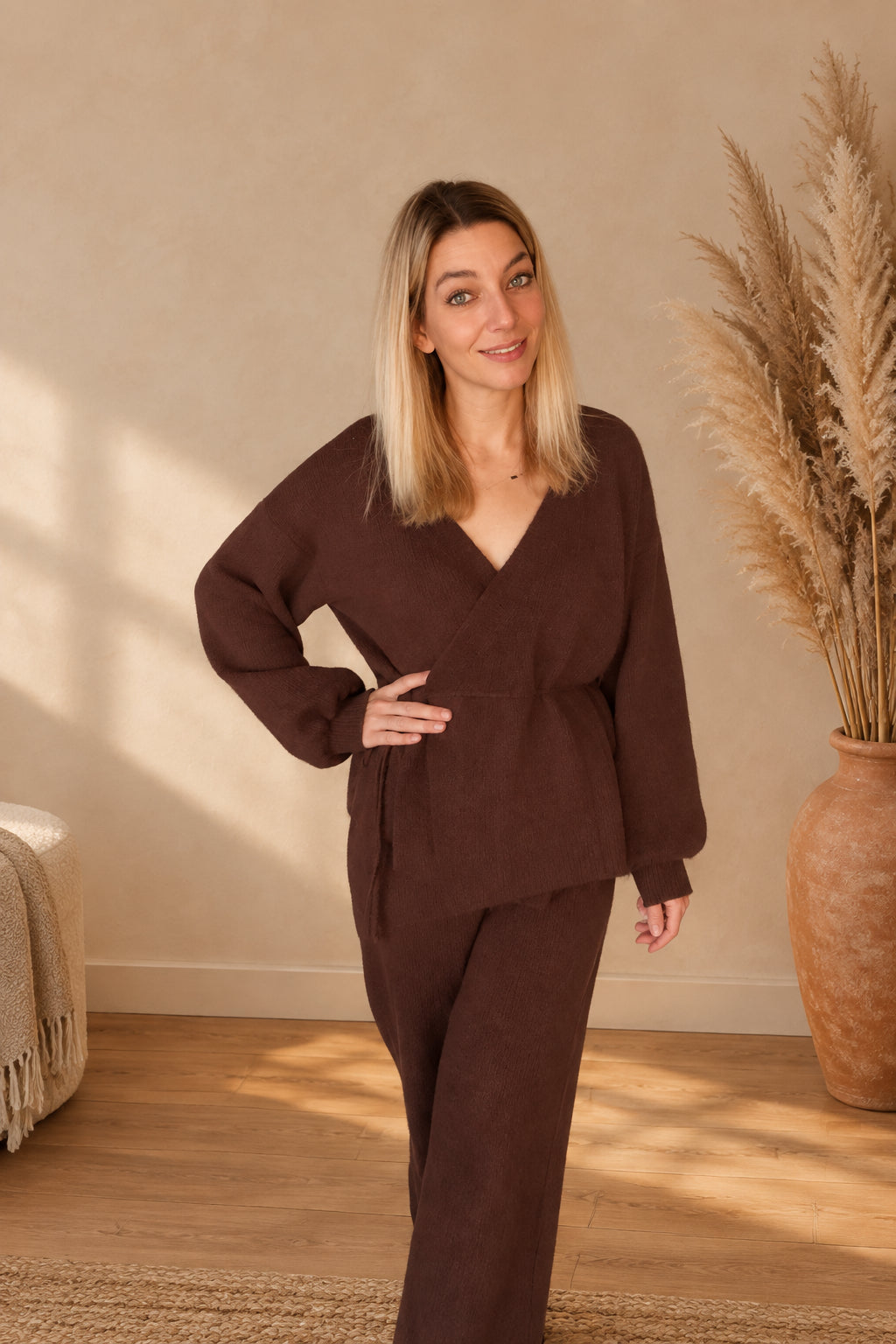 Frau im braunen Strick-Loungewear-Set mit Wickeloberteil und Bindegürtel, Frontansicht, One Size