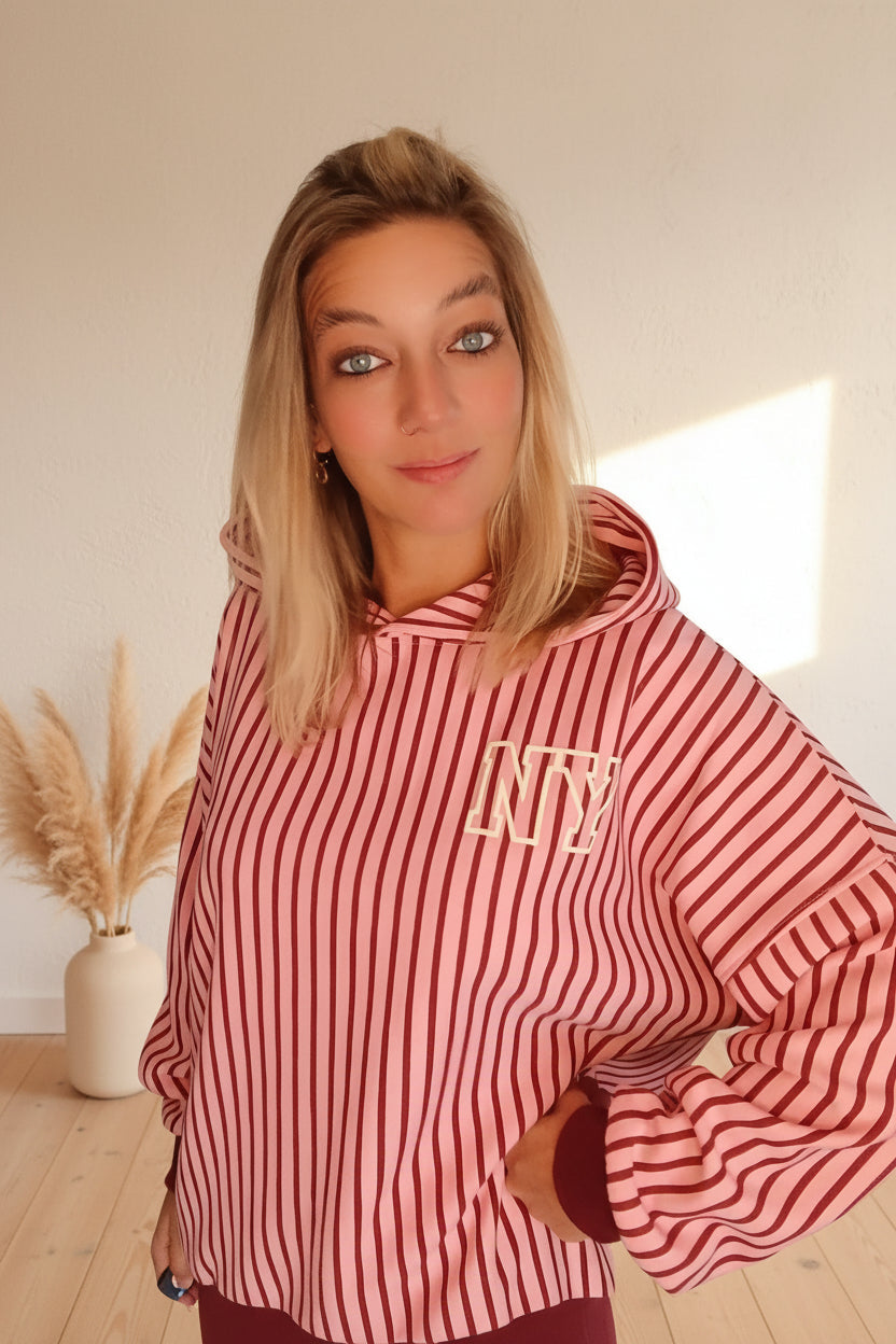 New York Hoodie Damen gestreift – Frontansicht Jeans-Styling, Glasvase, Sonnenlicht