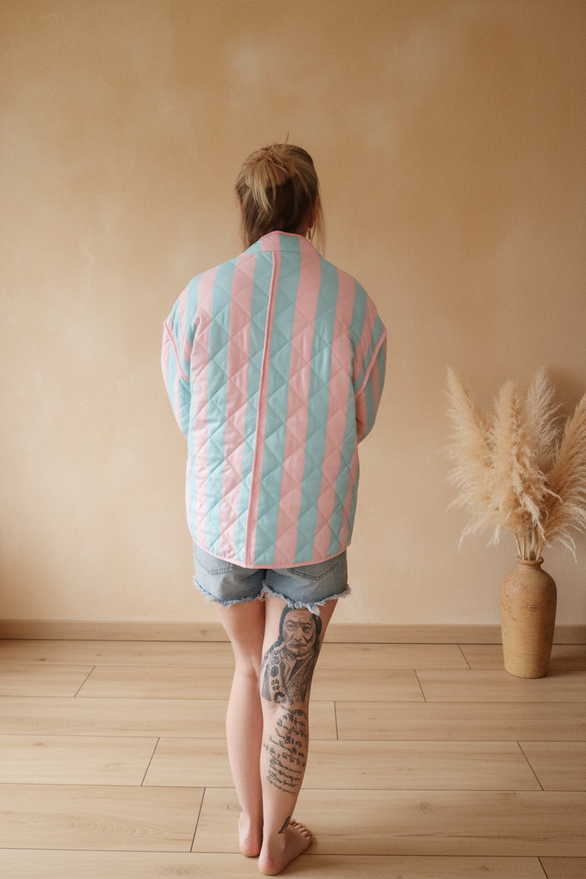Boho-Luxe gesteppte Jacke mit rosa und hellblauen Streifen aus weichem Stoff.