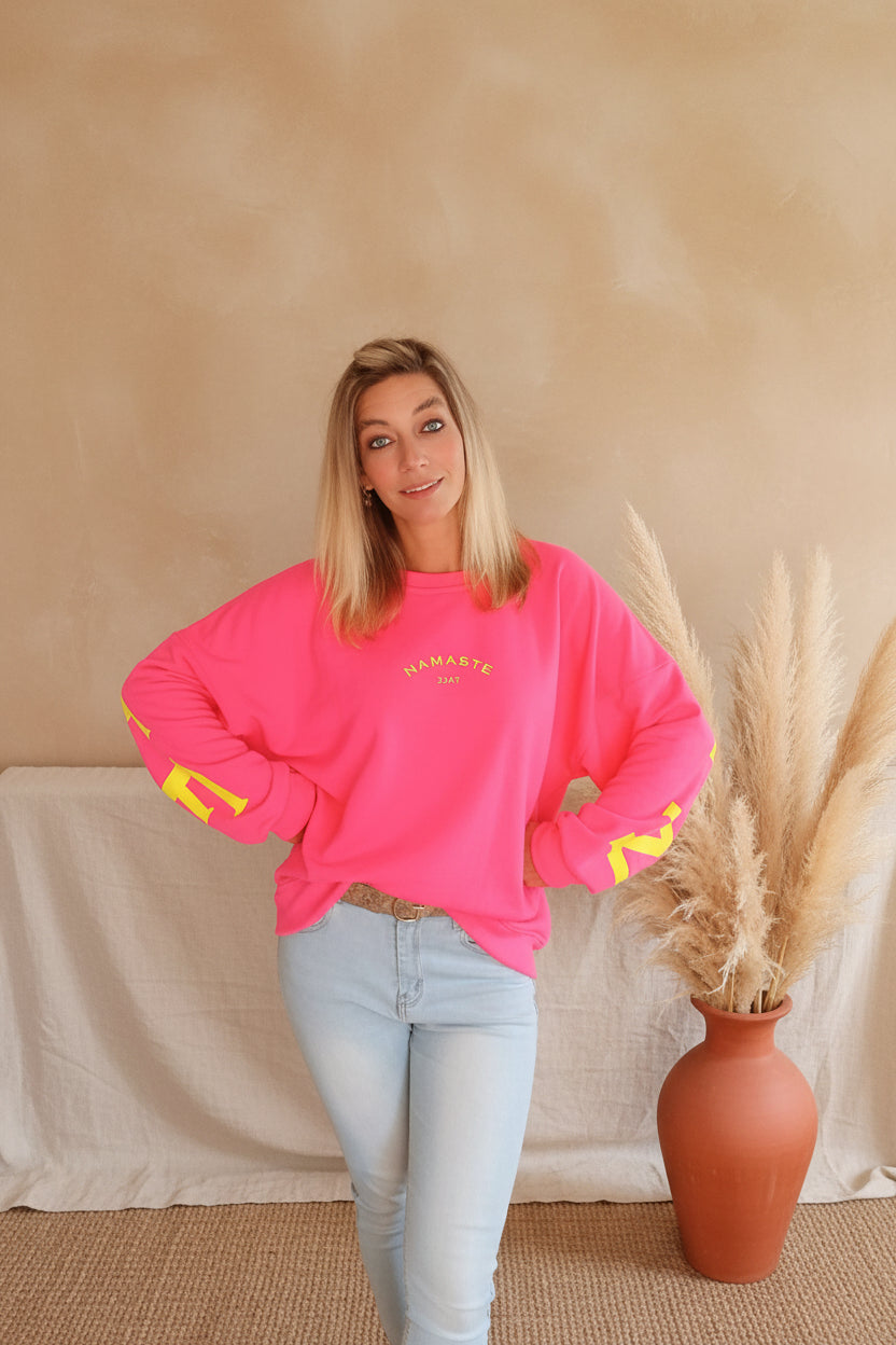 Namaste 24/7 Oversized Sweatshirt Pink – Editorial-Shot mit Pampas und Terrakotta-Vase
