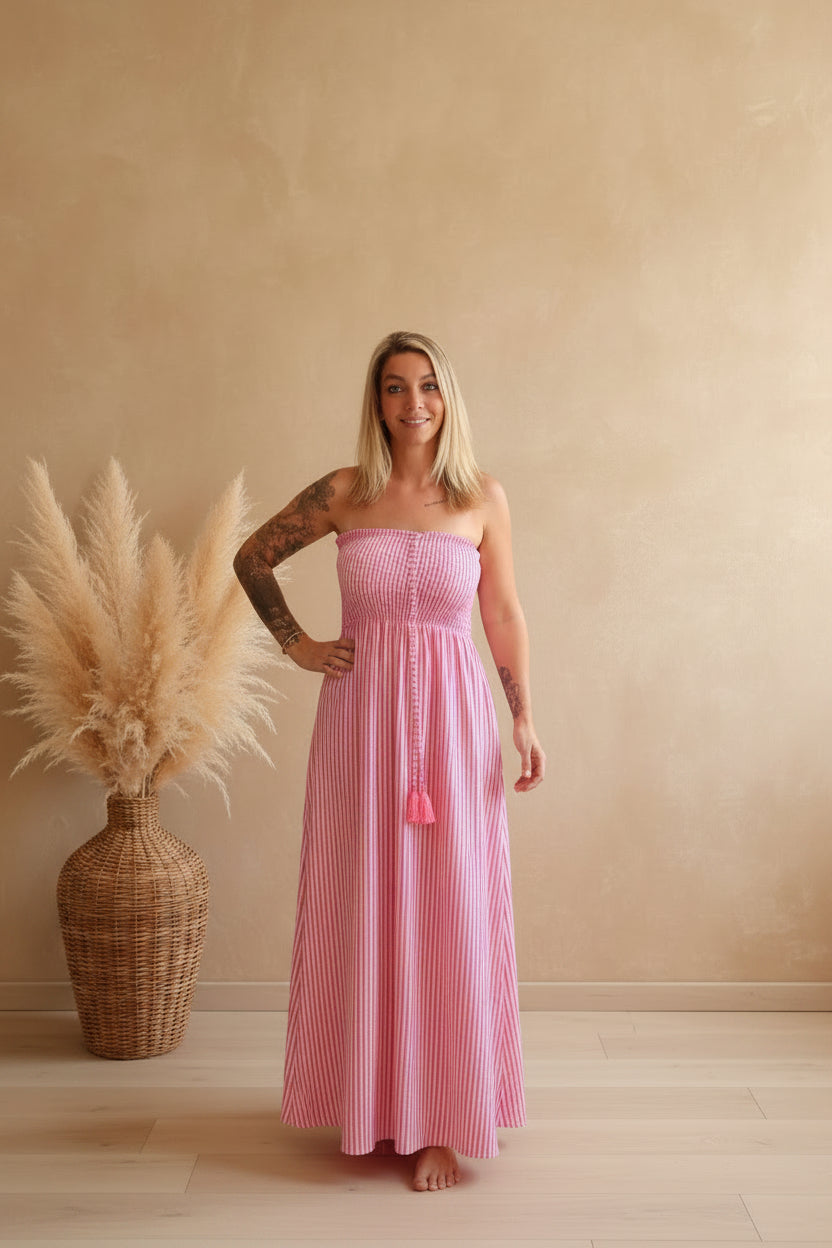 Boho-Luxe gestreiftes trägerloses Maxikleid in Rosa aus Baumwolle.
