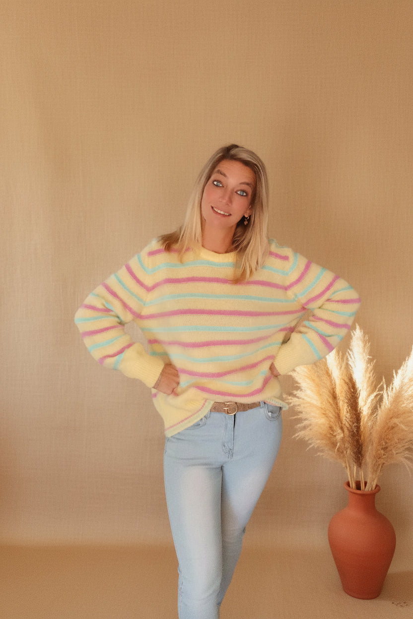 Boho-Luxe gestreifter Kuschelpullover in Gelb, Rosa und Blau aus weichem Material.