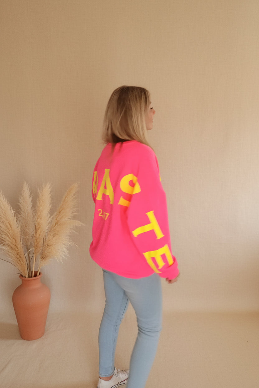 Namaste 24/7 Oversized Sweatshirt Pink – Frontansicht lächelnd, Boho-Styling mit Pampas
