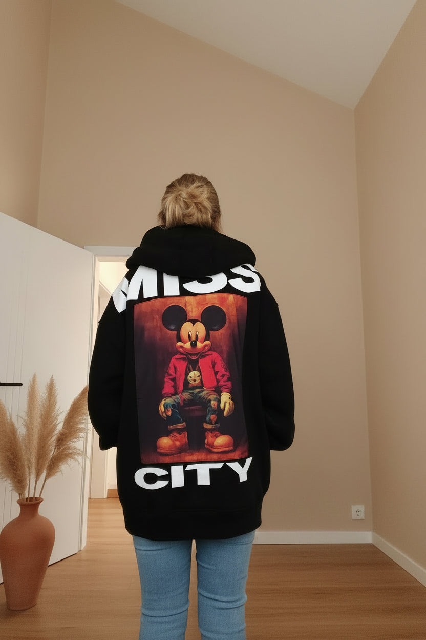 Schwarzer Oversized-Hoodie mit Mickey-Mouse-Print im Boho-Luxe-Stil.